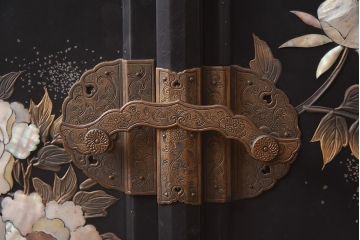 アンティーク家具　螺鈿と蒔絵の華やかな意匠が目を引く飾り棚(飾棚、茶棚)(R-042453)