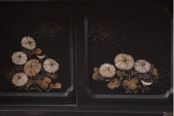 アンティーク家具　螺鈿と蒔絵の華やかな意匠が目を引く飾り棚(飾棚、茶棚)(R-042453)