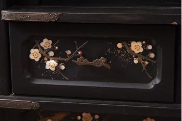 アンティーク家具　螺鈿と蒔絵の華やかな意匠が目を引く飾り棚(飾棚、茶棚)(R-042453)