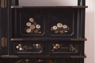アンティーク家具　螺鈿と蒔絵の華やかな意匠が目を引く飾り棚(飾棚、茶棚)(R-042453)