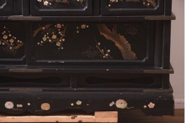 アンティーク家具　螺鈿と蒔絵の華やかな意匠が目を引く飾り棚(飾棚、茶棚)(R-042453)
