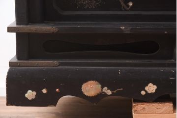 アンティーク家具　螺鈿と蒔絵の華やかな意匠が目を引く飾り棚(飾棚、茶棚)(R-042453)