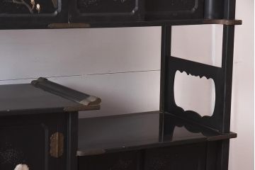 アンティーク家具　螺鈿と蒔絵の華やかな意匠が目を引く飾り棚(飾棚、茶棚)(R-042453)