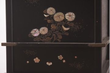 アンティーク家具　螺鈿と蒔絵の華やかな意匠が目を引く飾り棚(飾棚、茶棚)(R-042453)