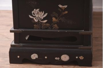 アンティーク家具　螺鈿と蒔絵の華やかな意匠が目を引く飾り棚(飾棚、茶棚)(R-042453)