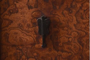 アンティーク家具　大正昭和初期　前面欅(ケヤキ)玉杢材　凝った造りの茶箪笥(飾り棚、茶棚)(R-042457)