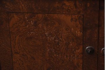 アンティーク家具　大正昭和初期　前面欅(ケヤキ)玉杢材　凝った造りの茶箪笥(飾り棚、茶棚)(R-042457)