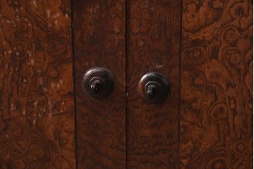 アンティーク家具　大正昭和初期　前面欅(ケヤキ)玉杢材　凝った造りの茶箪笥(飾り棚、茶棚)(R-042457)