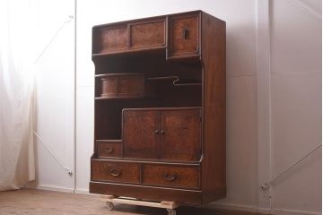 アンティーク家具　大正昭和初期　前面欅(ケヤキ)玉杢材　凝った造りの茶箪笥(飾り棚、茶棚)(R-042457)
