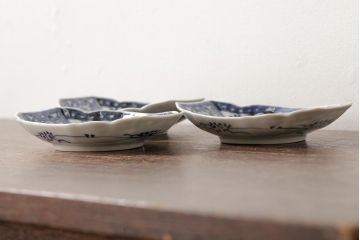 アンティーク雑貨　古民具・骨董　江戸期　古伊万里　山水図染付変形皿3枚セット(和食器)(R-042472)