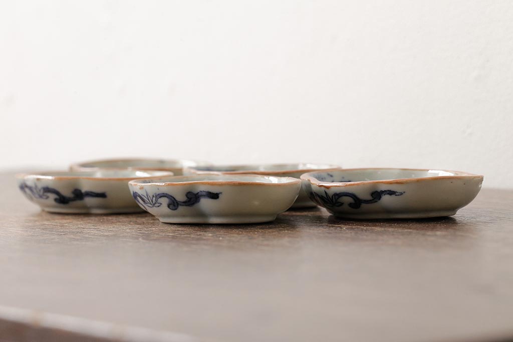 アンティーク雑貨　江戸期　古伊万里　染付花文小皿5枚セット(変形皿、和食器)(R-042475)