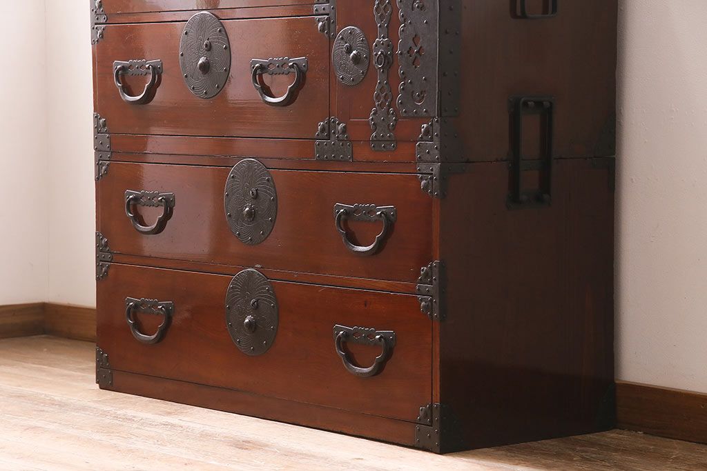 アンティーク家具　明治期　前ケヤキ材・供縁　漆塗り　上手物!鶴と亀の丸金具が目を引く米沢箪笥(重ね箪笥、衣装箪笥、引き出し)(R-042485)