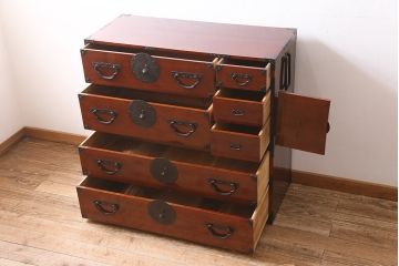 アンティーク家具　明治期　前ケヤキ材・供縁　漆塗り　上手物!鶴と亀の丸金具が目を引く米沢箪笥(重ね箪笥、衣装箪笥、引き出し)(R-042485)