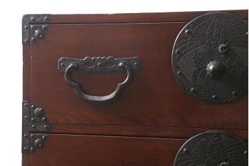 アンティーク家具　明治期　前ケヤキ材・供縁　漆塗り　上手物!鶴と亀の丸金具が目を引く米沢箪笥(重ね箪笥、衣装箪笥、引き出し)(R-042485)