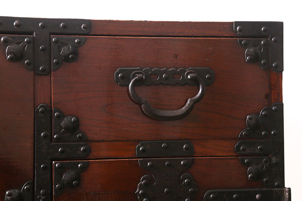 アンティーク家具　明治期　前ケヤキ材・供縁　漆塗り　上手物!鶴と亀の丸金具が目を引く米沢箪笥(重ね箪笥、衣装箪笥、引き出し)(R-042485)