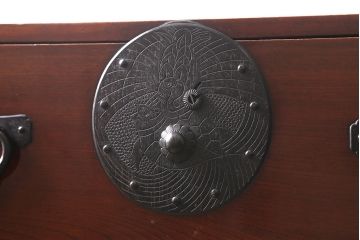 アンティーク家具　明治期　前ケヤキ材・供縁　漆塗り　上手物!鶴と亀の丸金具が目を引く米沢箪笥(重ね箪笥、衣装箪笥、引き出し)(R-042485)