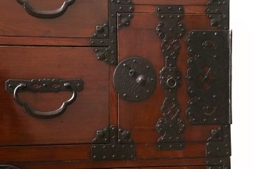 アンティーク家具　明治期　前ケヤキ材・供縁　漆塗り　上手物!鶴と亀の丸金具が目を引く米沢箪笥(重ね箪笥、衣装箪笥、引き出し)(R-042485)