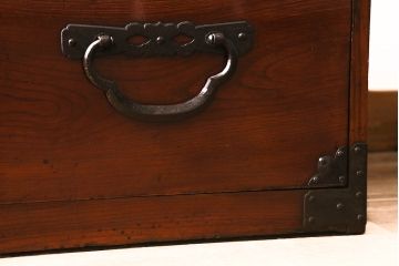 アンティーク家具　明治期　前ケヤキ材・供縁　漆塗り　上手物!鶴と亀の丸金具が目を引く米沢箪笥(重ね箪笥、衣装箪笥、引き出し)(R-042485)