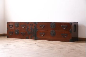 アンティーク家具　明治期　前ケヤキ材・供縁　漆塗り　上手物!鶴と亀の丸金具が目を引く米沢箪笥(重ね箪笥、衣装箪笥、引き出し)(R-042485)