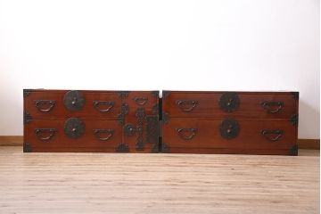 アンティーク家具　明治期　前ケヤキ材・供縁　漆塗り　上手物!鶴と亀の丸金具が目を引く米沢箪笥(重ね箪笥、衣装箪笥、引き出し)(R-042485)