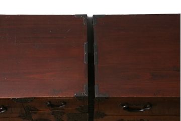 アンティーク家具　明治期　前ケヤキ材・供縁　漆塗り　上手物!鶴と亀の丸金具が目を引く米沢箪笥(重ね箪笥、衣装箪笥、引き出し)(R-042485)