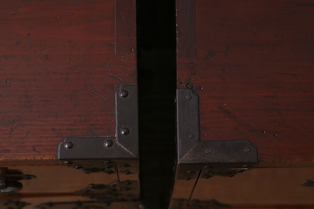 アンティーク家具　明治期　前ケヤキ材・供縁　漆塗り　上手物!鶴と亀の丸金具が目を引く米沢箪笥(重ね箪笥、衣装箪笥、引き出し)(R-042485)