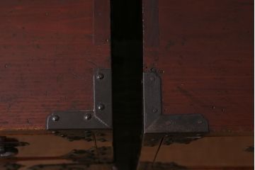 アンティーク家具　明治期　前ケヤキ材・供縁　漆塗り　上手物!鶴と亀の丸金具が目を引く米沢箪笥(重ね箪笥、衣装箪笥、引き出し)(R-042485)