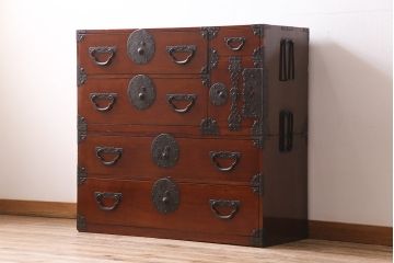 アンティーク家具　明治期　前ケヤキ材・供縁　漆塗り　上手物!鶴と亀の丸金具が目を引く米沢箪笥(重ね箪笥、衣装箪笥、引き出し)(R-042485)