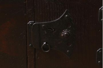 アンティーク家具　古民具・骨董　江戸明治期　片開き戸付き!木の質感が味わい深い小タンス(引き出し、時代箪笥、整理タンス)(R-042486)