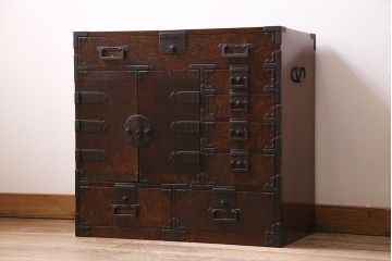 アンティーク家具　上手物!　総ケヤキ材・前面玉杢　新潟県見附市産　造りの良い上品な金具が目を引く見附箪笥(帳場箪笥、和タンス)(R-042491)