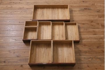 アンティーク家具　上手物!　総ケヤキ材・前面玉杢　新潟県見附市産　造りの良い上品な金具が目を引く見附箪笥(帳場箪笥、和タンス)(R-042491)