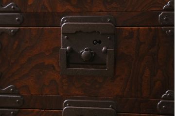 アンティーク家具　上手物!　総ケヤキ材・前面玉杢　新潟県見附市産　造りの良い上品な金具が目を引く見附箪笥(帳場箪笥、和タンス)(R-042491)