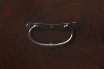 アンティーク家具　上手物!　総ケヤキ材・前面玉杢　新潟県見附市産　造りの良い上品な金具が目を引く見附箪笥(帳場箪笥、和タンス)(R-042491)