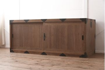 アンティーク家具　和製アンティーク　総桐材　金具が個性的に取り付けられた戸棚(収納棚、サイドボード、桐箪笥、桐たんす)(R-042493)