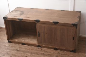 アンティーク家具　和製アンティーク　総桐材　金具が個性的に取り付けられた戸棚(収納棚、サイドボード、桐箪笥、桐たんす)(R-042493)