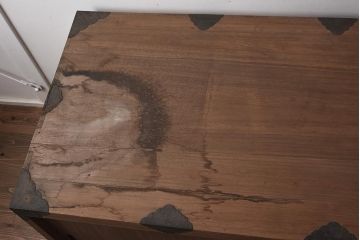 アンティーク家具　和製アンティーク　総桐材　金具が個性的に取り付けられた戸棚(収納棚、サイドボード、桐箪笥、桐たんす)(R-042493)