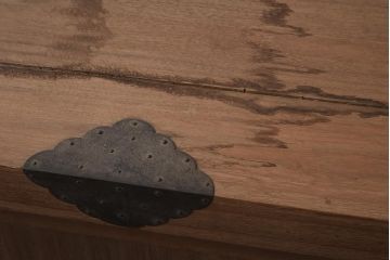 アンティーク家具　和製アンティーク　総桐材　金具が個性的に取り付けられた戸棚(収納棚、サイドボード、桐箪笥、桐たんす)(R-042493)