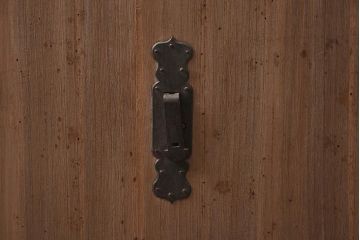 アンティーク家具　和製アンティーク　総桐材　金具が個性的に取り付けられた戸棚(収納棚、サイドボード、桐箪笥、桐たんす)(R-042493)