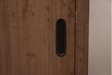 アンティーク家具　和製アンティーク　総桐材　金具が個性的に取り付けられた戸棚(収納棚、サイドボード、桐箪笥、桐たんす)(R-042493)