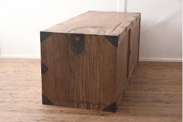 アンティーク家具　和製アンティーク　総桐材　金具が個性的に取り付けられた戸棚(収納棚、サイドボード、桐箪笥、桐たんす)(R-042493)