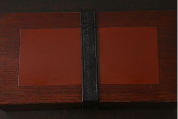 アンティーク雑貨　指物　工芸品　漆塗り・中央朱塗り　本革の留め金具が付いた上品な文箱(小箱、手文庫、手許箱、木箱、漆器)(R-042500)