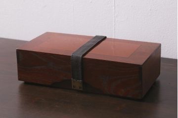 アンティーク雑貨　指物　工芸品　漆塗り・中央朱塗り　本革の留め金具が付いた上品な文箱(小箱、手文庫、手許箱、木箱、漆器)(R-042500)