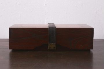 アンティーク雑貨　指物　工芸品　漆塗り・中央朱塗り　本革の留め金具が付いた上品な文箱(小箱、手文庫、手許箱、木箱、漆器)(R-042500)