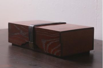アンティーク雑貨　指物　工芸品　漆塗り・中央朱塗り　本革の留め金具が付いた上品な文箱(小箱、手文庫、手許箱、木箱、漆器)(R-042500)