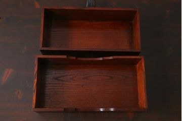 アンティーク雑貨　指物　工芸品　漆塗り・中央朱塗り　本革の留め金具が付いた上品な文箱(小箱、手文庫、手許箱、木箱、漆器)(R-042500)