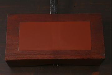 アンティーク雑貨　指物　工芸品　漆塗り・中央朱塗り　本革の留め金具が付いた上品な文箱(小箱、手文庫、手許箱、木箱、漆器)(R-042500)