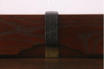 アンティーク雑貨　指物　工芸品　漆塗り・中央朱塗り　本革の留め金具が付いた上品な文箱(小箱、手文庫、手許箱、木箱、漆器)(R-042500)