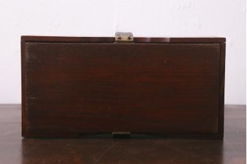 アンティーク雑貨　指物　工芸品　漆塗り・中央朱塗り　本革の留め金具が付いた上品な文箱(小箱、手文庫、手許箱、木箱、漆器)(R-042500)