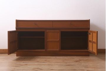 ヴィンテージ家具　北欧ビンテージ　チーク材　Nathan(ネイサン)　スタイリッシュなデザインがお洒落なキャビネット(サイドボード、テレビ台、収納棚、戸棚)(R-042502)