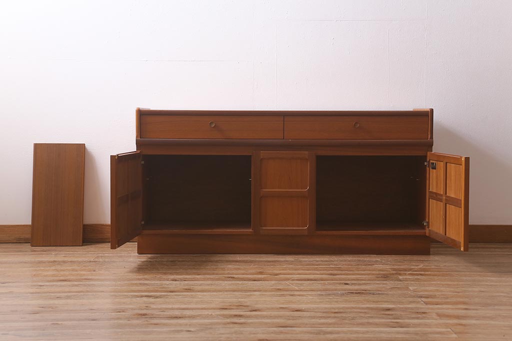 ヴィンテージ家具　北欧ビンテージ　チーク材　Nathan(ネイサン)　スタイリッシュなデザインがお洒落なキャビネット(サイドボード、テレビ台、収納棚、戸棚)(R-042502)